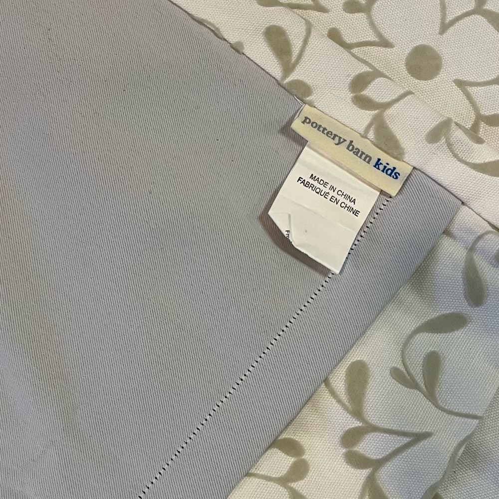 Pottery Barn Kids White With Gray Velvet Floral Pattern Sweet Flower Size 44x63” - Picture 7 of 8